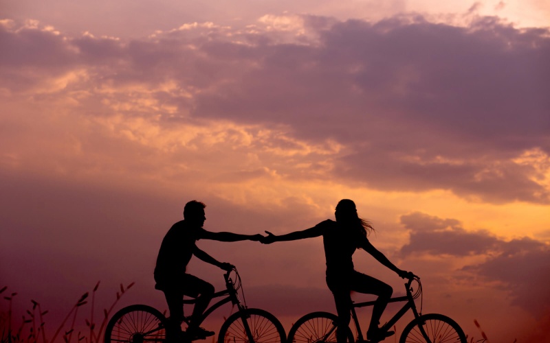 Foto van twee fietsers in de avondlucht